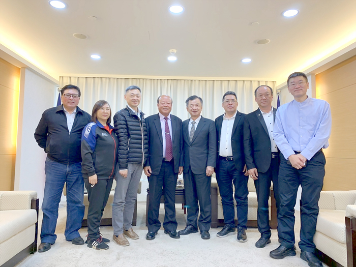 政團成員和邱太三、梁文傑合影。(洪成發提供)