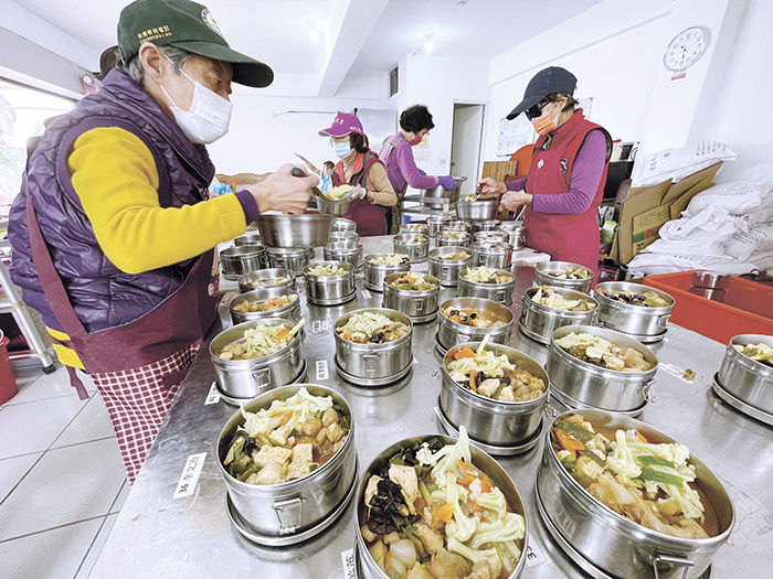 「古崗社區關懷據點」正式掛牌，提供社區長者供餐。（古崗社區提供）