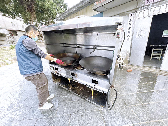 鄉親董振弼捐出家中閒置的三口炒台給社區使用。（古崗社區提供）