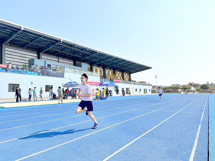 烈嶼學區111學年度中小學聯合運動會，昨日在烈中代管新建全新現代化標準運動場舉行，圖為選手最後衝刺。（許加泰攝）