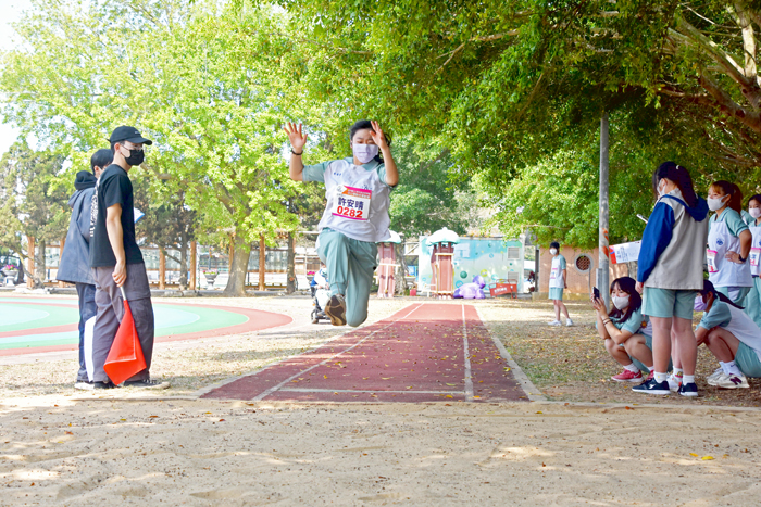 金寧學區111學年度中小學聯合運動會，昨日在寧中小運動場展開，圖為跳遠選手奮力一跳。（許加泰攝）