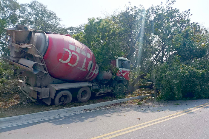 金城鎮泰仰路山前路段水泥預拌車轉彎失控自撞路樹車頭毀損，無人員受傷。（金城警分局提供）