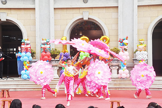 中正國小108週年校慶慶祝大會今日登場，推出舞蹈、跆拳道、國樂等表演，來賓並共祝中正國小生日快樂。（李增汪攝）