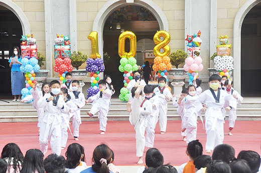 中正國小108週年校慶慶祝大會今日登場,推出舞蹈、跆拳道、國樂等表演,來賓並共祝中正國小生日快樂。(李增汪攝)