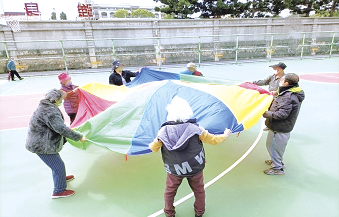 本縣衛生局為完善失智者照護服務資源，積極爭取衛生福利部失智照護服務計畫補助經費，以協助失智症者及其家庭能就近找得到資源並使用服務。（衛生局提供）