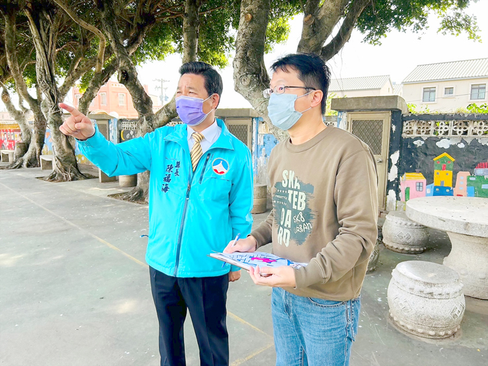 金門縣長陳福海巡訪校園列車開抵烈嶼學區走訪卓環、西口、上岐國小校園,期優化烈嶼學區的教育品質。(教育處提供)