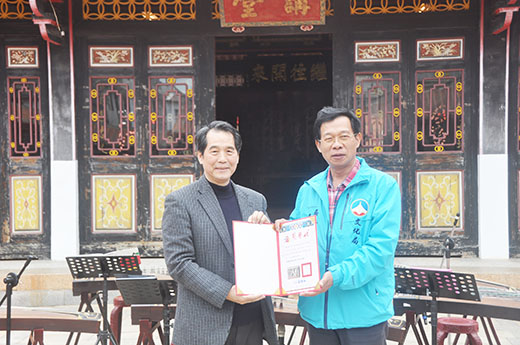 金門縣文化局局長呂坤和(右)致贈榮譽狀予金門文藝發行人李台山 (左),感謝他和金門文藝編輯群等對金門文學、文藝的貢獻。
(李增汪攝)