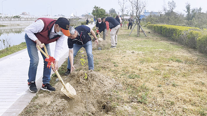 金沙鎮公所辦理112年植樹節活動，鎮長吳有家、縣府建設處代理處長李銘培、鎮代會主席周水土等偕與會貴賓參與，沿金沙溪步道旁種下120株茄苳及烏桕。（陳麗妤攝）