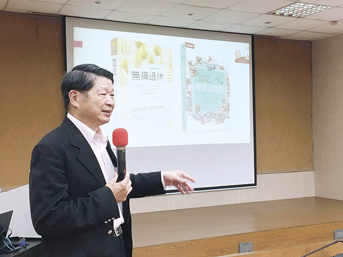 金門縣文化局「好時光」閱讀推廣系列,昨日辦理二場理財講座,邀請理財作家廖義榮主講。
(李增汪攝)