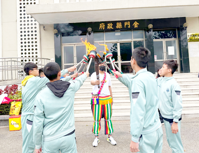 全國原住民族運動會聖火昨傳遞抵金門,聖火隊由縣府出發繞行各鄉鎮。(縣府提供)