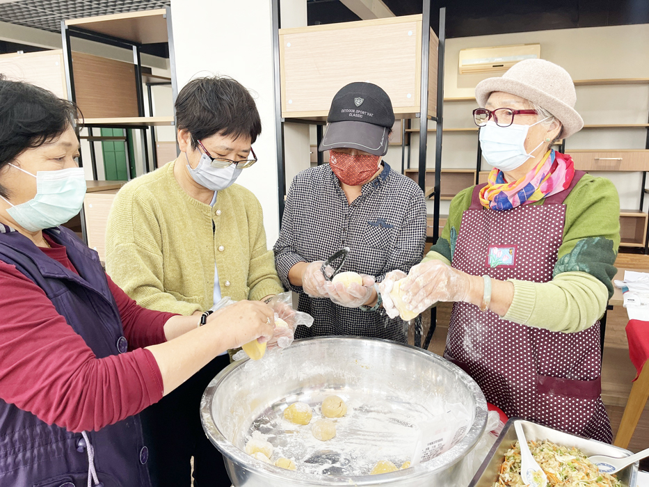 文化園區管理所舉辦「傳統閩南美食菜粿DIY體驗活動」，90位民眾在講師梁吳賢治帶領下學習傳統菜粿之製作。  （陳麗妤攝）