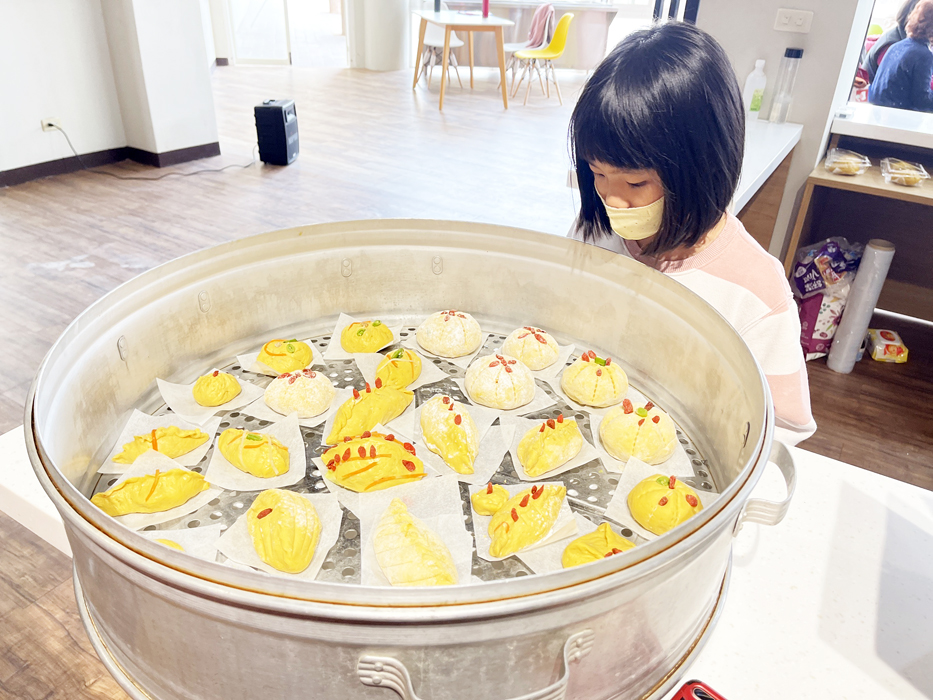 文化園區管理所舉辦「傳統閩南美食菜粿DIY體驗活動」,90位民眾在講師梁吳賢治帶領下學習傳統菜粿之製作。 (陳麗妤攝)