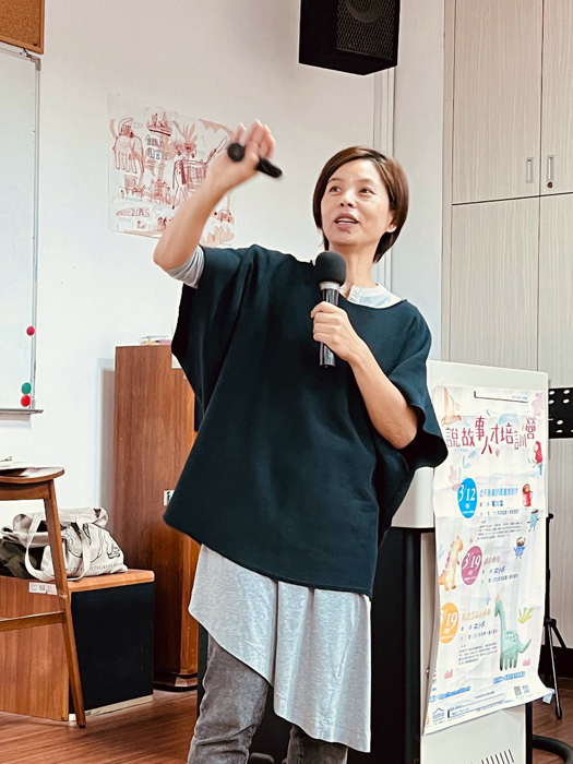 金門縣文化局舉辦「說故事人才培訓營」,活動昨日邀林小杯老師擔任說故事人才培訓營講師。(李增汪攝)