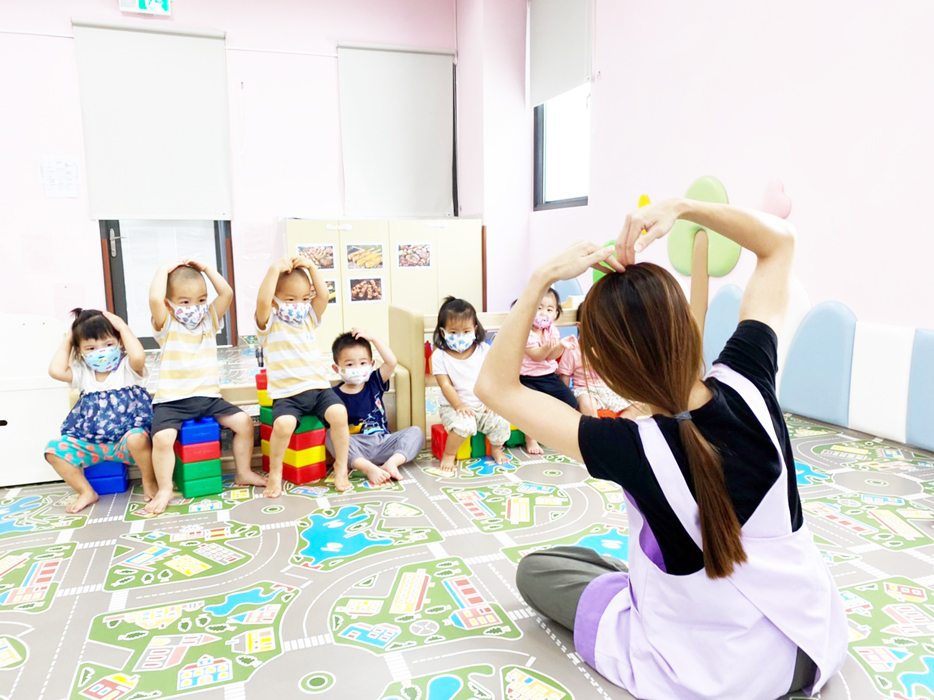 金城公辦民營托嬰中心師生比1比5,小朋友快樂玩耍、健康成長。
(該中心提供)