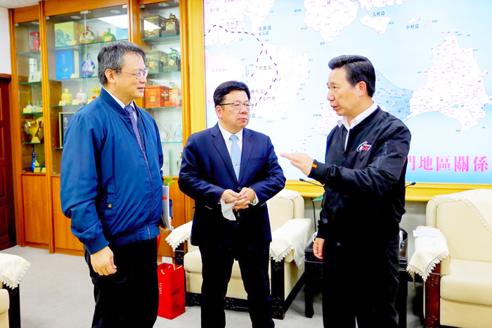 勞動部政次李俊俋率隊拜會陳福海縣長，期待透過雙方合作，提升金門地區職場安全衛生。（縣府提供）