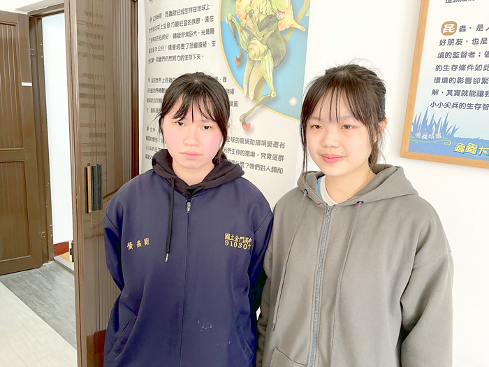 吳孟甄(右)通過北醫醫學系第一階段,劉燕螢(左)通過高醫醫學系第一階段。(陳冠霖攝)