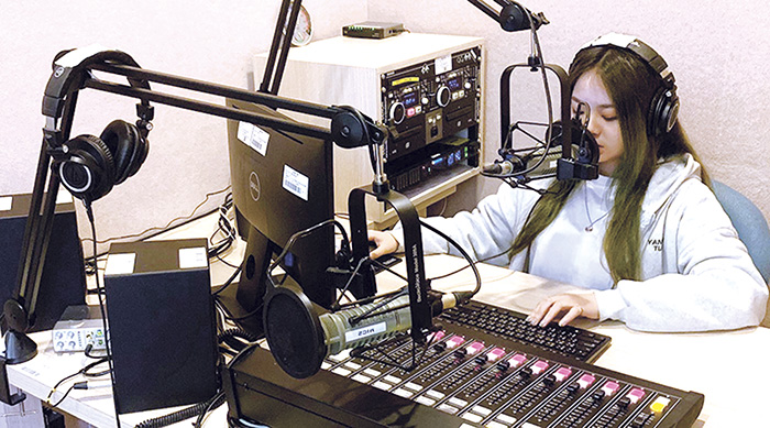 銘傳大學電台「金銘之聲」FM88.3新學期自製多檔精彩節目，歡迎鄉親透過廣播、網路等方式空中相會，共享美好時光。（銘傳金門分部提供）