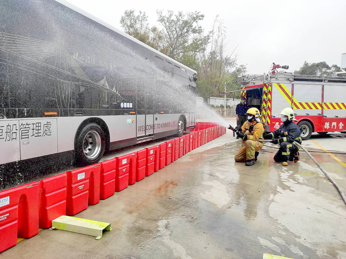 車船處偕同消防局於金城公車停車場進行電動巴士火災消防演練。（陳冠霖攝）