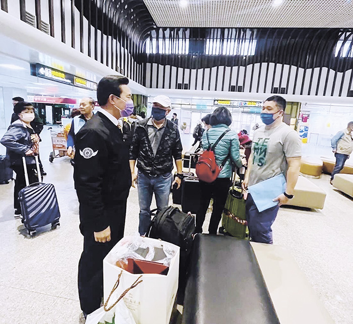 霧鎖金門,台金空中航班大亂,縣長陳福海昨日一早趕往機場關心候機旅客,並要求觀光處密切與金門航空站、航空公司保持聯繫,即時更新天候與飛航的相關資訊。(摘自陳福海縣長臉書)