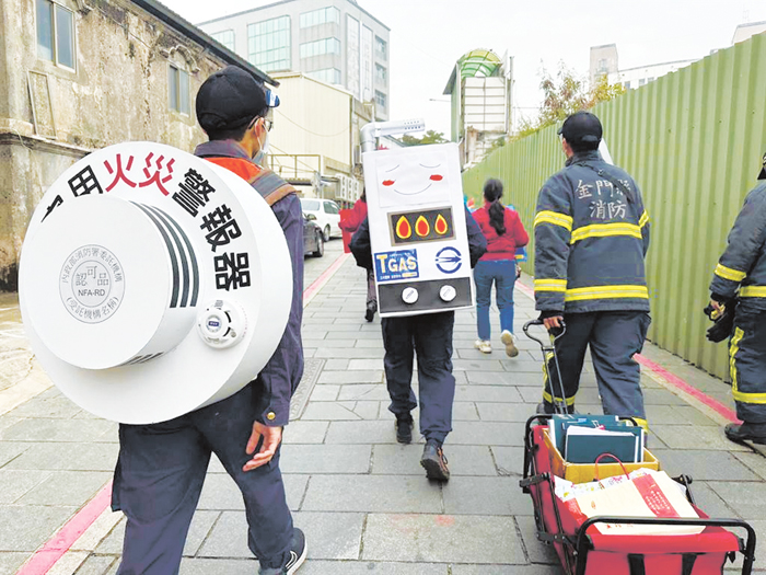 年節時期，金門消防局戶外宣導，提醒民眾用火安全。（金門消防局提供）