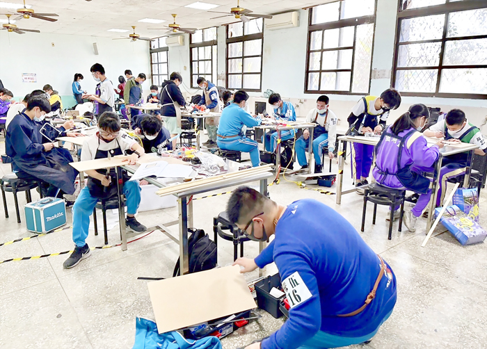 今年創作競賽主題為「運輸總動員」,每位參賽學生發揮所學,努力完成賽程任務。(烈嶼國中提供)