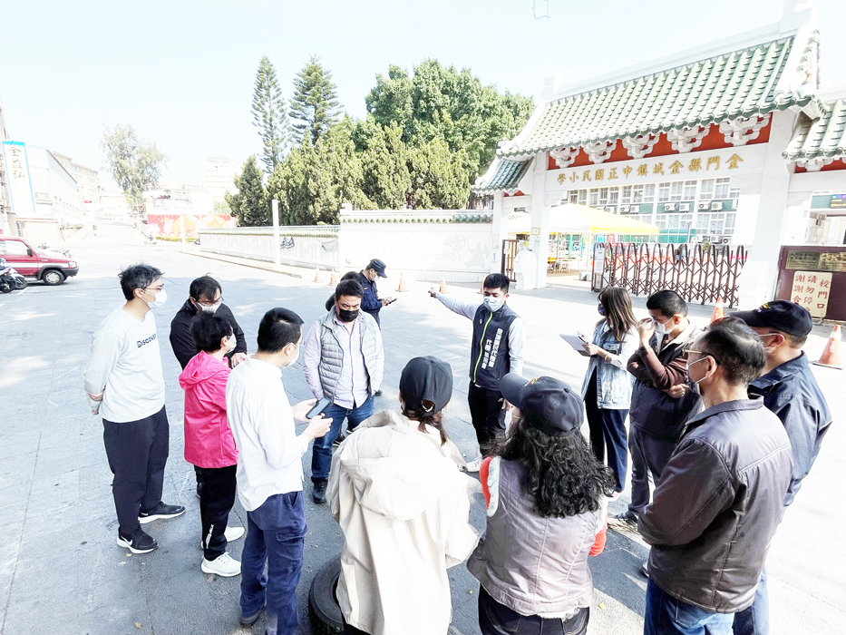 金城鎮代表蔡宗儒與相關單位會勘中正國小大門口,商討解決交通問題方法。(陳冠霖攝)