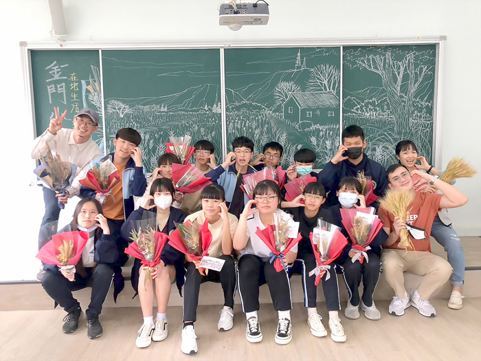 烈嶼國中邀請園藝專業教師謝柏昇前進校園,帶領師生共同學習手作小麥花束。
(謝柏昇提供)