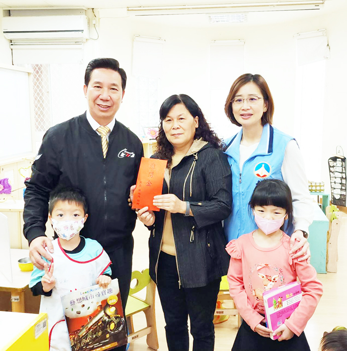 縣長陳福海昨日再訪金城幼兒園,除了關心特殊生學習,也明快指示調高幼生午餐費用。(縣府教育處提供)