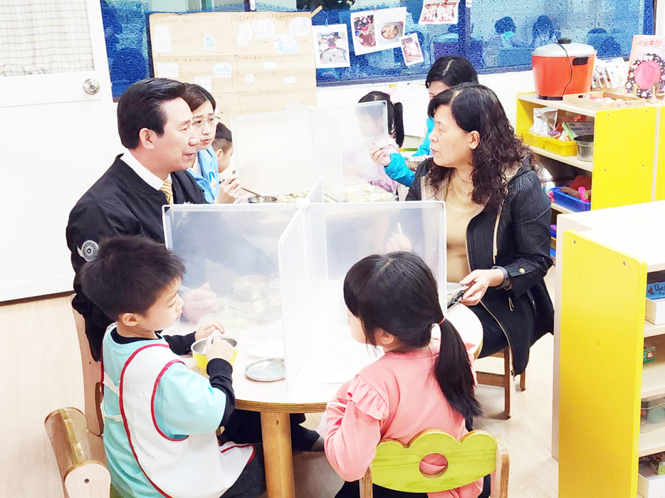 縣長陳福海昨日再訪金城幼兒園,除了關心特殊生學習,也明快指示調高幼生午餐費用。(縣府教育處提供)
