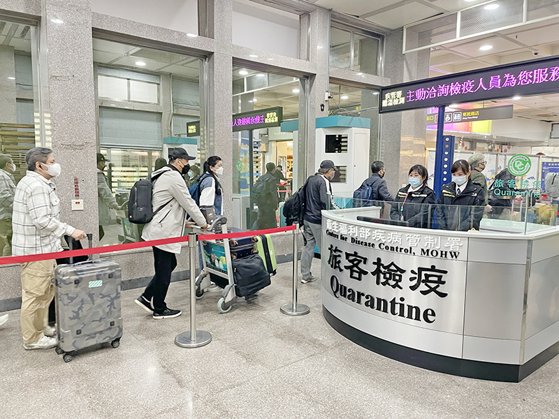 從廈門回到金門的旅客,依序通過檢疫閘門。(陳冠霖攝)