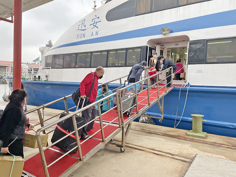 小三通今日恢復旅客中轉，一早不少旅客搭乘首班船要去廈門。（陳冠霖攝）