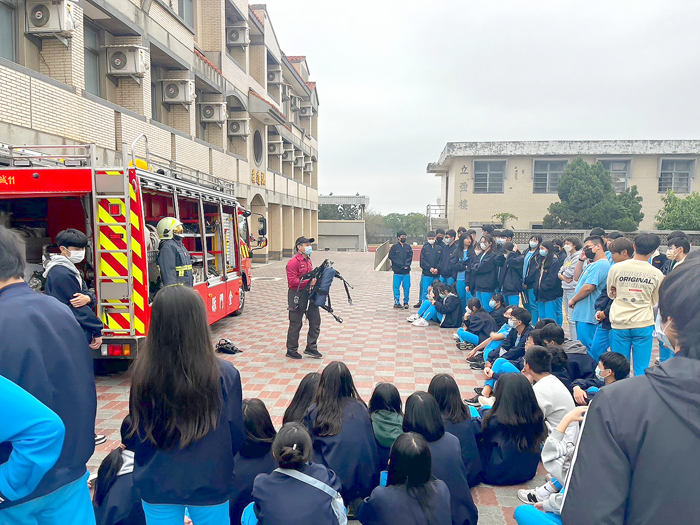 金城消防分隊前往金門高中辦理消防體驗活動。
（金城消防分隊提供）