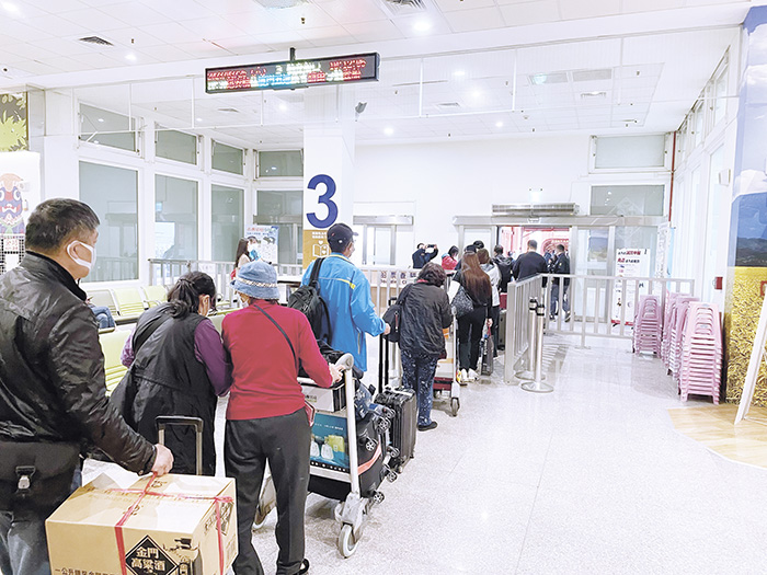 小三通昨日恢復旅客中轉,一早不少旅客搭乘首班船要去廈門。(陳冠霖攝)