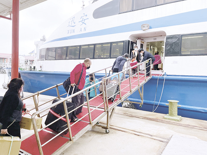 小三通昨日恢復旅客中轉，一早不少旅客搭乘首班船要去廈門。（陳冠霖攝）