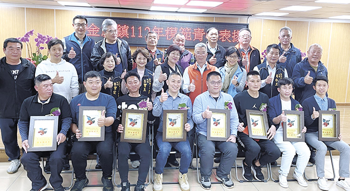 金沙鎮112金沙鎮優秀青年表揚活動昨舉行,鎮長吳有家、主席周水土等貴賓頒獎表揚8位優秀青年。(陳麗妤攝)