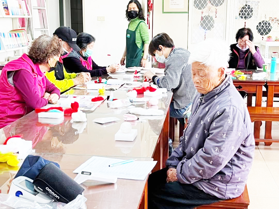 湖鎮料羅灣社區在社區活動中心舉辦「什麼是羊毛氈？」課程，現場洋溢歡樂氣氛，參與的長輩們也收穫滿滿。（陳昕瑤提供）