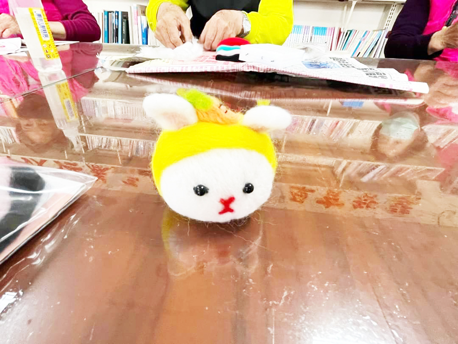 湖鎮料羅灣社區在社區活動中心舉辦「什麼是羊毛氈?」課程,現場洋溢歡樂氣氛,參與的長輩們也收穫滿滿。(陳昕瑤提供)