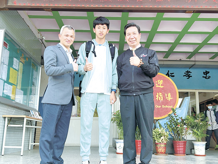 縣長陳福海上任後啟動的教育訪視首輪巡迴已近尾聲,日前到金寧中小學關心校務發展現況,除了和學童親切互動,也肯定學子在運動場的優異表現。(縣府提供)