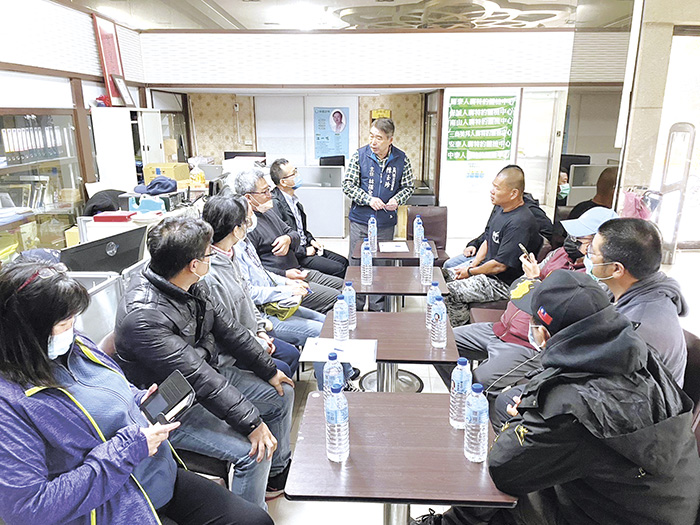 為解決金門地區漁民長期以來須遠赴臺灣參加漁船(員)訓練班之不便問題,立委陳玉珍安排漁業署主管等人到金門召開協調會議。(立委陳玉珍金門服務處提供)