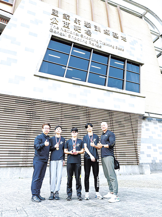 金門高中射擊隊參加第43屆全國青年盃射擊錦標賽,在高中男子團體10公尺空氣手槍賽事中勇奪銅牌。(金門高中提供)