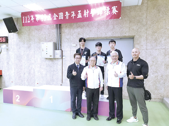 金門高中射擊隊參加第43屆全國青年盃射擊錦標賽,在高中男子團體10公尺空氣手槍賽事中勇奪銅牌。(金門高中提供)