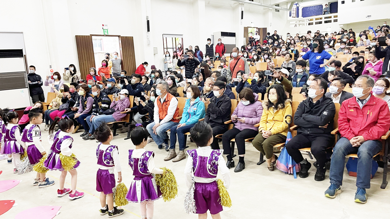 金沙鎮公所昨（26）日在金東戲院辦理兒童節慶祝活動，現場並播放樂高電影，提供棉花糖以及造型氣球DIY，讓親子在體驗中提前共度佳節。
（陳麗妤攝）