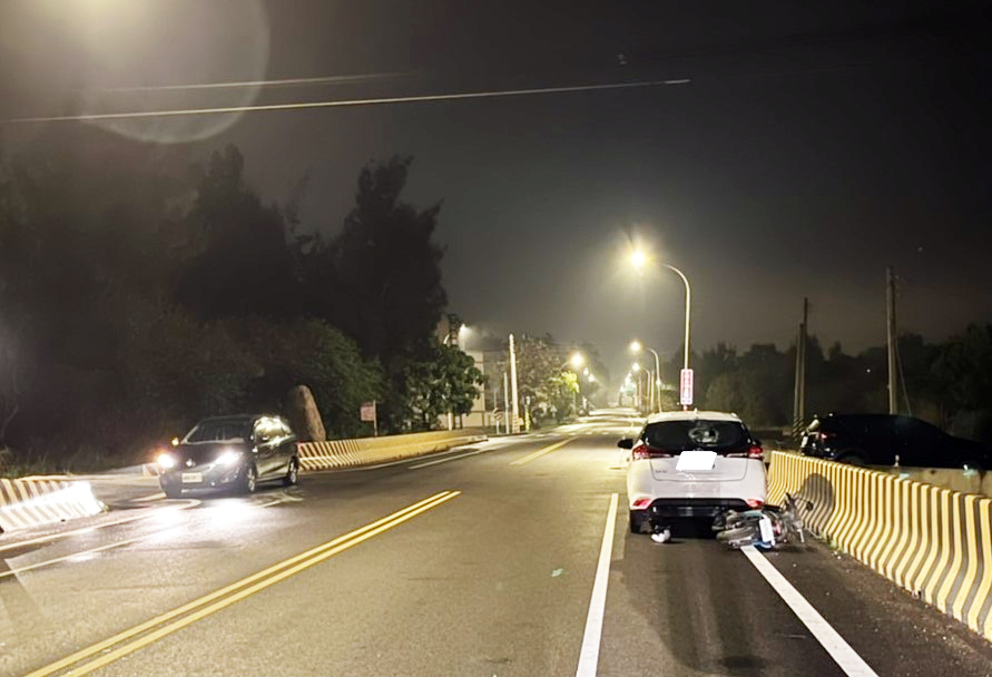 金湖鎮瓊徑路25日夜間發生一起電動車騎士疑下雨天視線不佳，自撞路旁自小客車事故，造成騎士受傷送醫，肇事責任警方查證中。（金湖分局提供）
