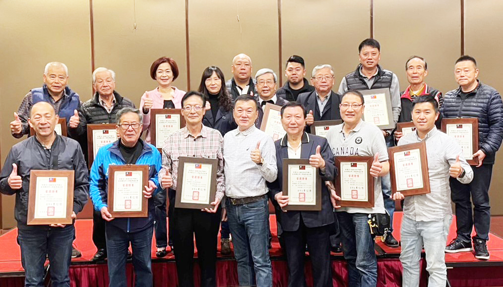 金湖國民中小學勵學基金會,3月26日辦理第十五屆董監事授證典禮,教育處處長孫麗琪轉頒縣長祝賀中堂予董事長李仁傳,並在其陪同下,逐一頒發當選證書給董監事。(陳麗妤攝)