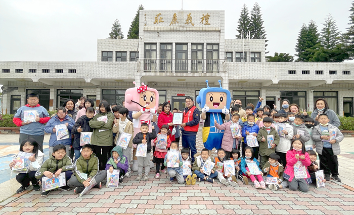 名城有線電視吉祥偶「名妹」、「城哥」昨到垵湖分校跟小朋友一起同樂,讓全校師生提前歡慶兒童節。(名城提供)