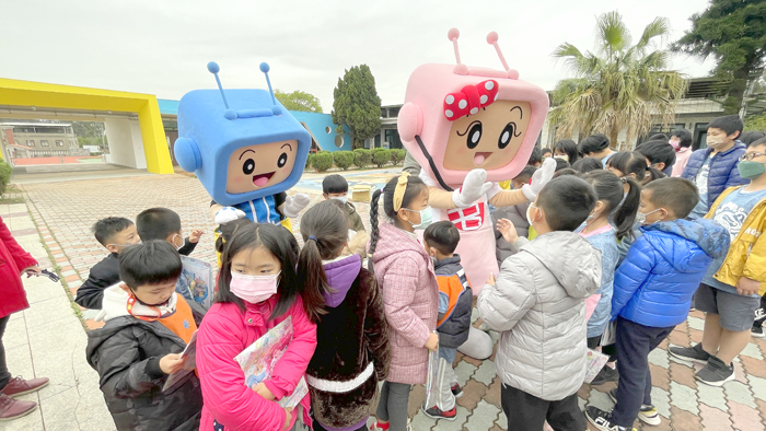 名城有線電視吉祥偶「名妹」、「城哥」昨到垵湖分校跟小朋友一起同樂,讓全校師生提前歡慶兒童節。(名城提供)