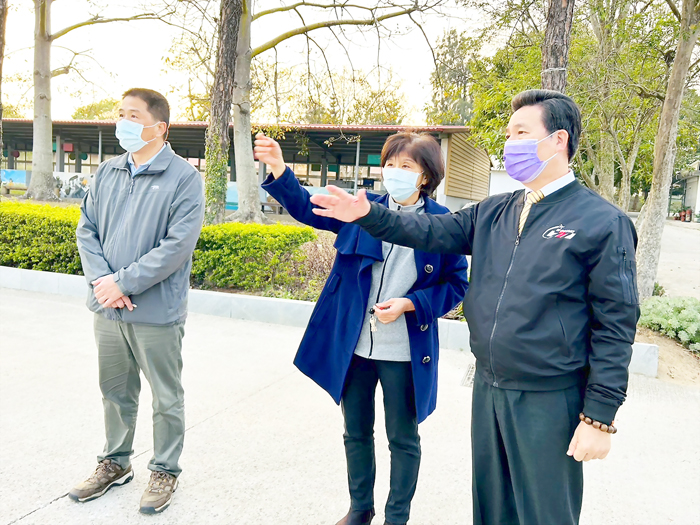 金門縣長陳福海（右一）走訪金門縣農業試驗所，期促進轉型及打造出新的景點。（楊水詠攝）