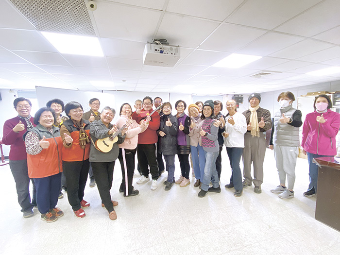 烏克麗麗教學,學員們開心合影。(金城樂齡中心提供)