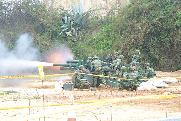 陸軍金門防衛指揮部烈嶼守備大隊日前執行「太武操演」實彈射擊，展現平時勤訓精練成果。（蔡添丁提供）