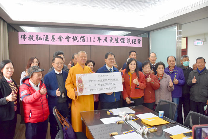 福建省金門縣佛教弘法基金會(海印寺)在性海法師的帶領下,慨捐新臺幣20萬元更生保護經費,由更保會鄭銘謙董事長、辜儀芳常務監察人代表受贈。(莊煥寧攝)